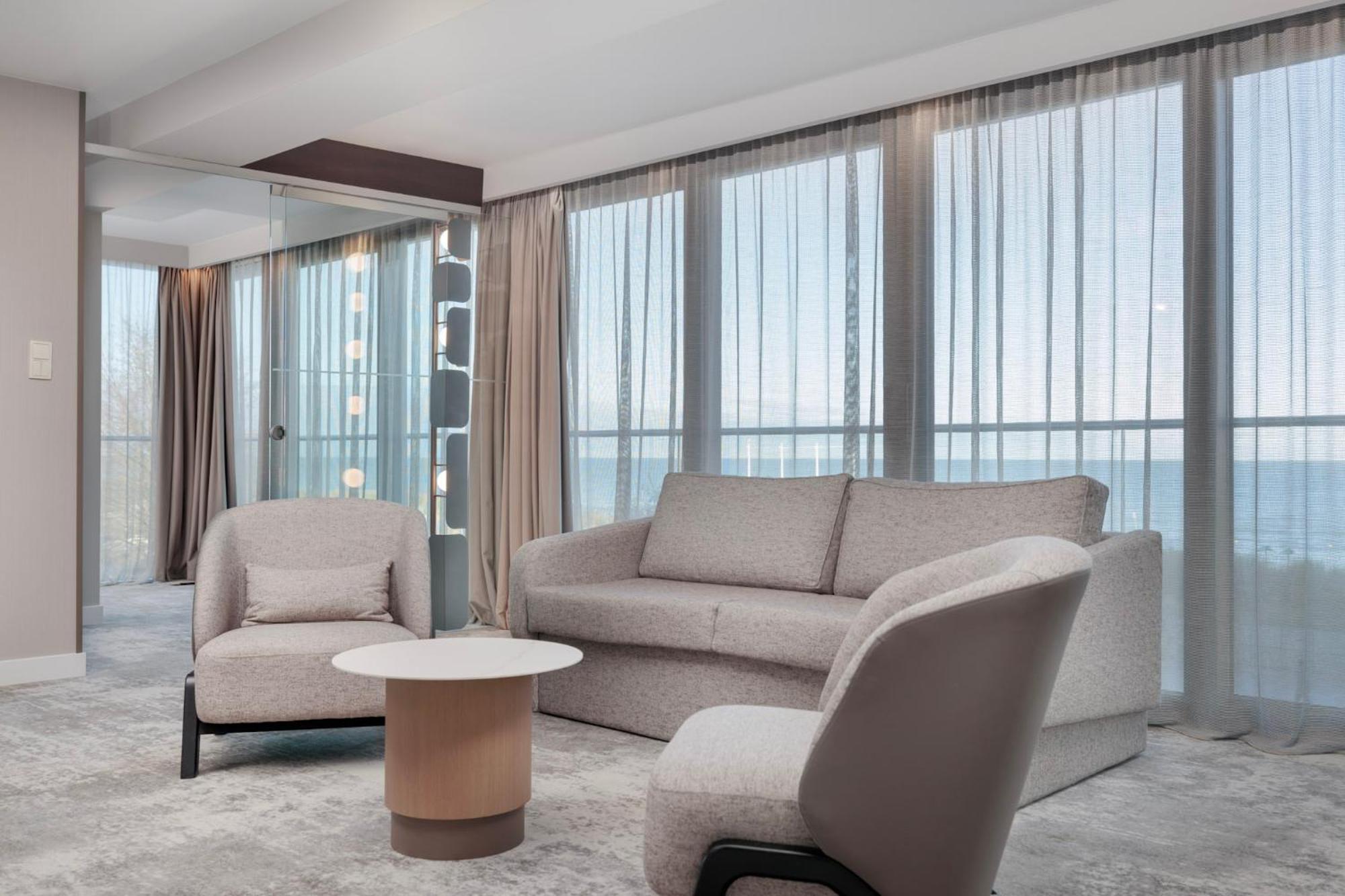 Marine Hotel By Zdrojowa Kołobrzeg Extérieur photo A living room in a suite at the Ritz-Carlton, DIFC